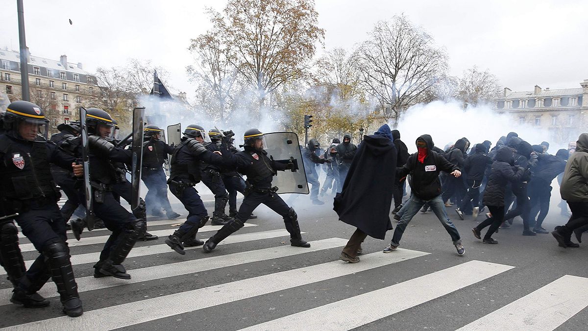 Париж: митинги и столкновения на месте терактов