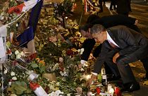 Un abrazo, una flor y un largo silencio: el tributo de Obama a las víctimas de los atentados de París