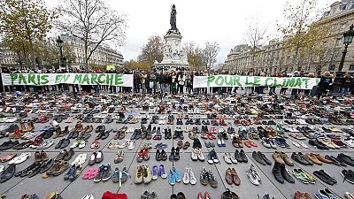 Sapatos marcham pelo clima em Paris