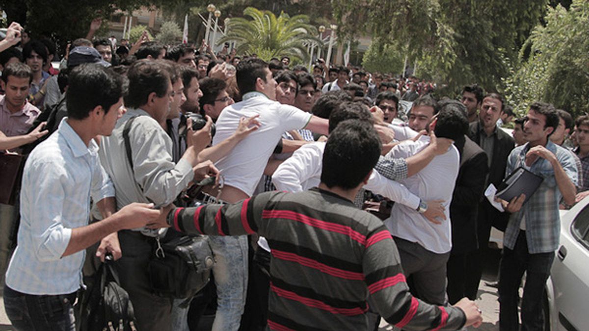 اعتراض به برهم زدن تجمع ها و سخنرانی ها در ایران