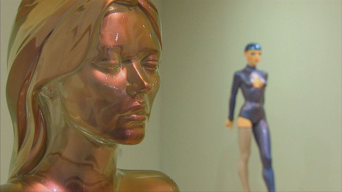 Allen Jones reinventa la figura femenina en su nueva exposición en Londres