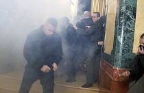 Kosova meclisinde gaz bombaları dinmiyor