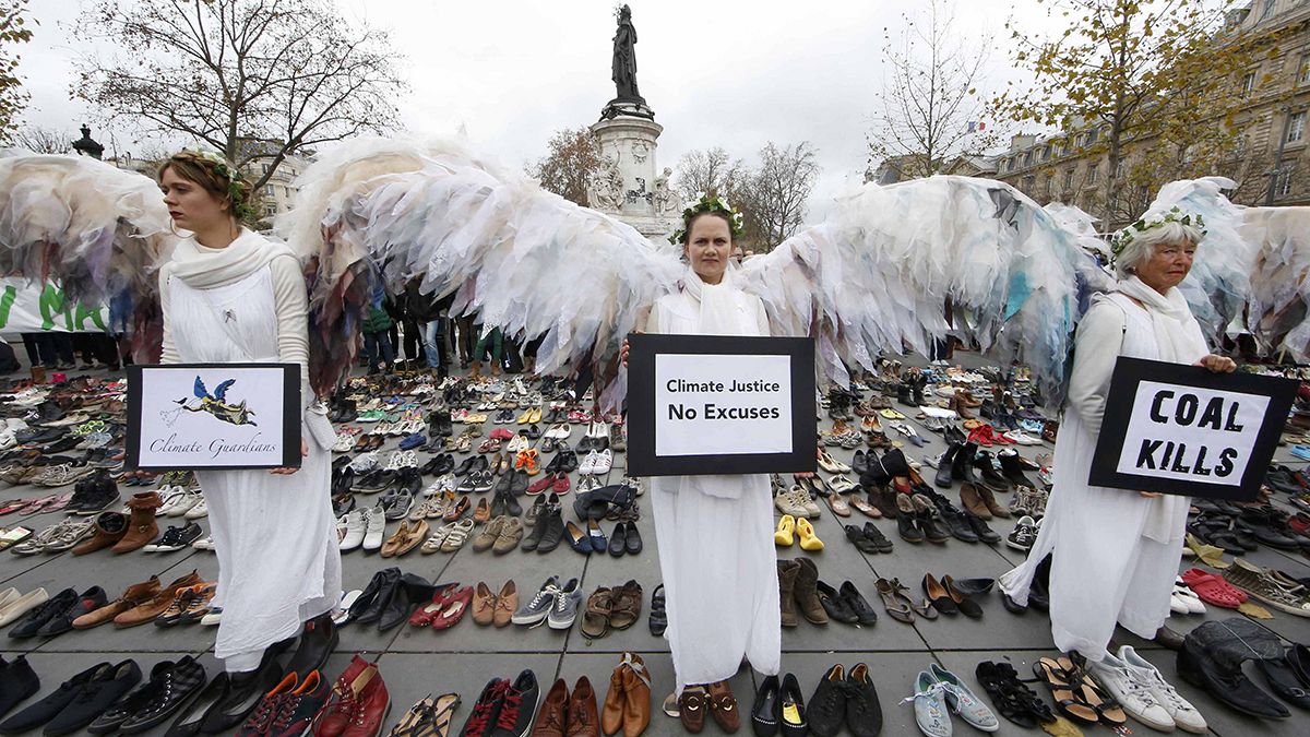 فعالان محیط زیستی در پاریس به دنبال آگاهی بخشی درباره تغییرات اقلیمی