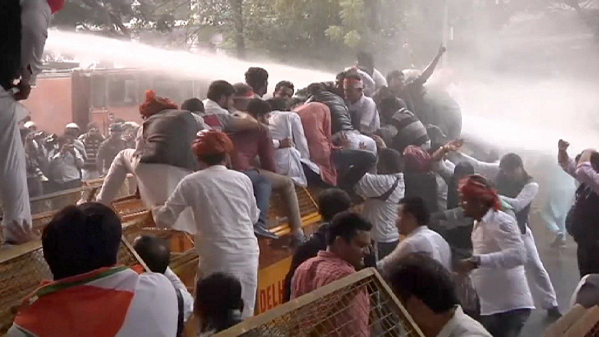درگیری مخالفان دولت هند با پلیس در مقابل پارلمان