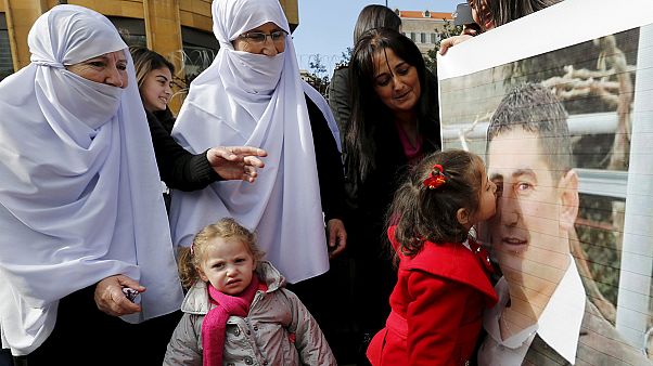جبهة النصرة تفرج عن 16 عسكريا لبنانيا ،كانوا مختطفين لديها ضمن صفقة تبادل أسرى جبهة النصرة تفرج عن 16 عسكريا لبنانيا ،كانوا مختطفين لديها ضمن صفقة تبادل أسرى