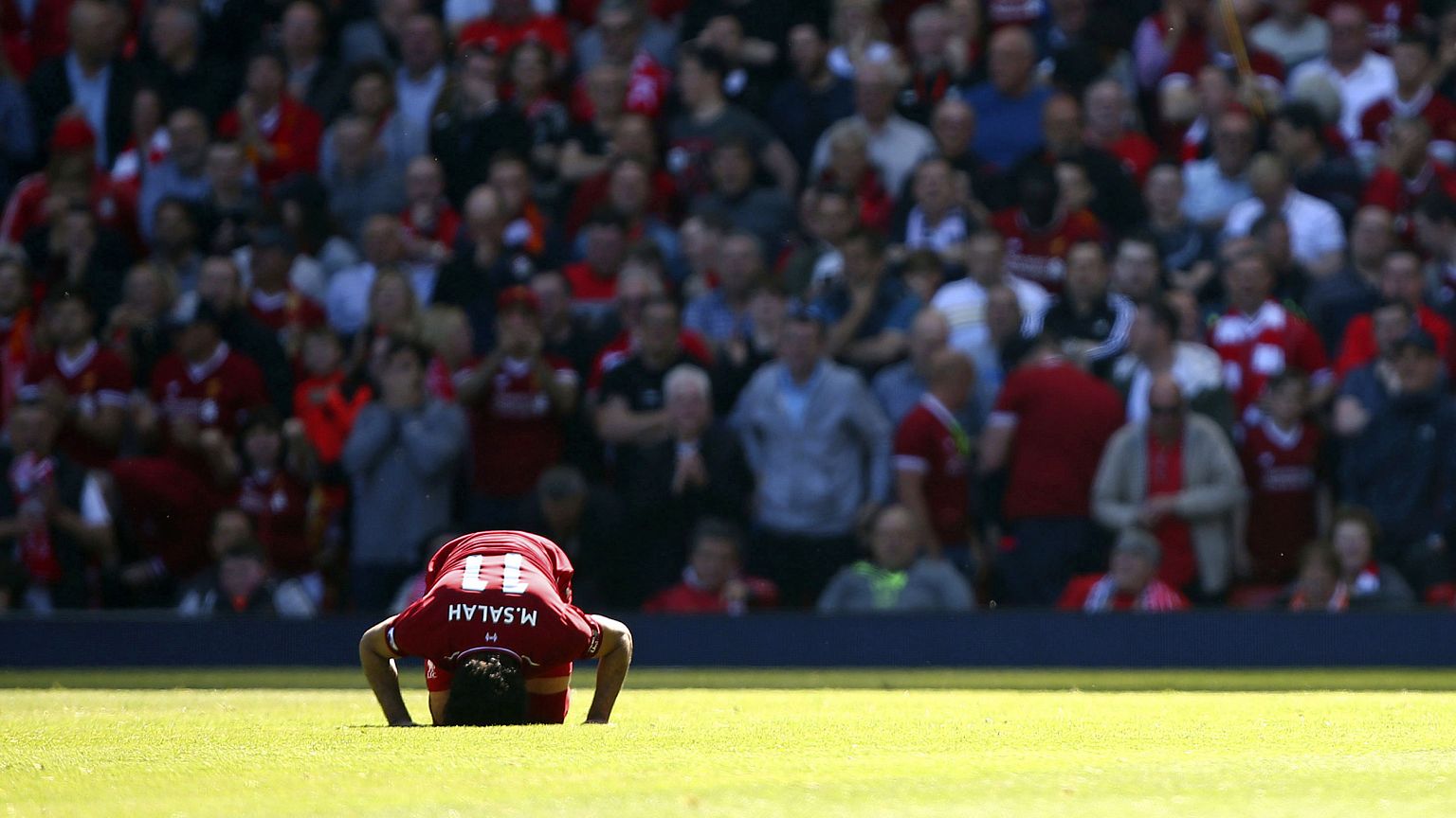 Star who embraces Muslim faith carries Egypt's World Cup hopes on ailing shoulder