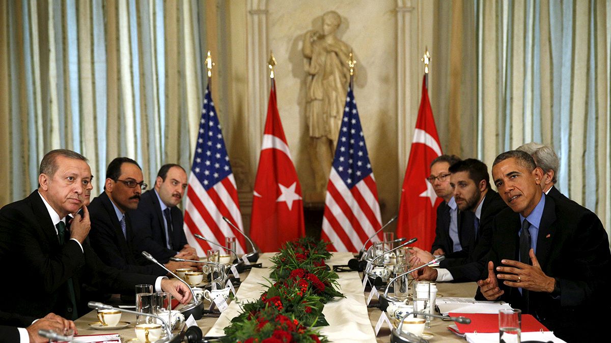 Az amerikai elnök azt kérte a török államfőtől, rendezze viszonyát Moszkvával