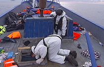 Embercsempészekre vadásznak a francia haditengerészet hajói