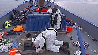 Французский фрегат перехватывает лодки с нелегалами у берегов Ливии