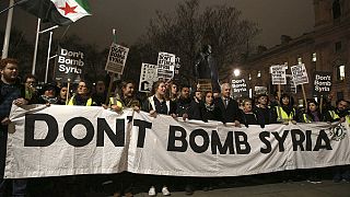 Londres : des milliers de manifestants s'opposent au projet d'intervention britannique en Syrie