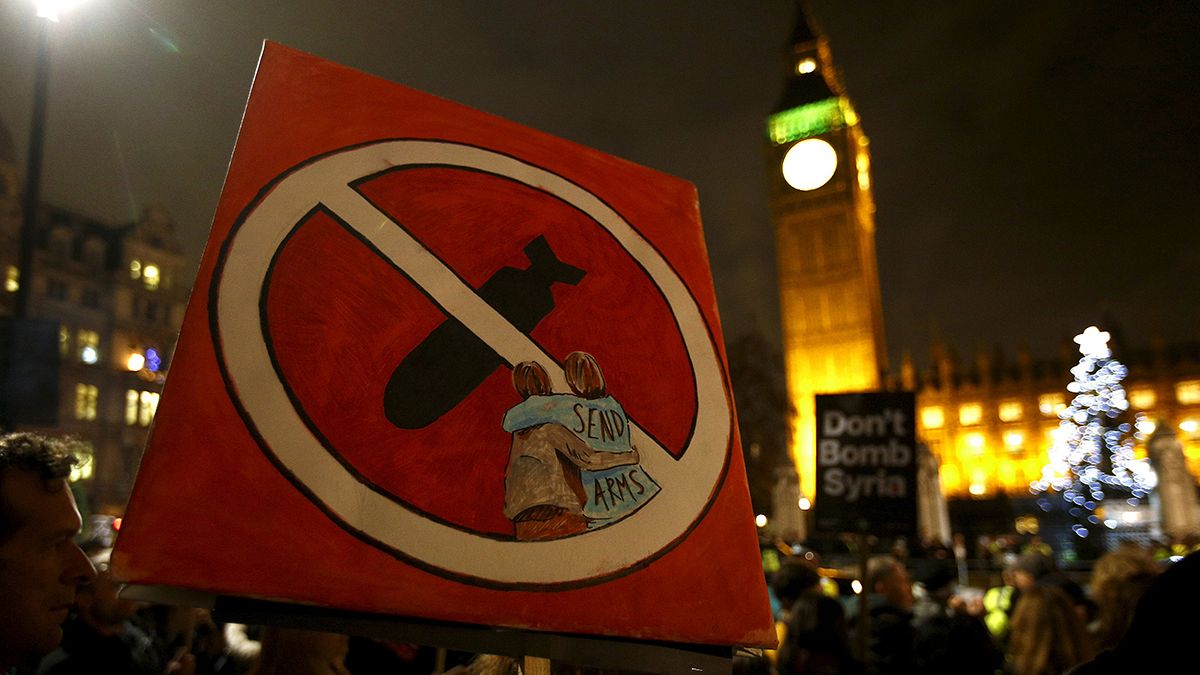 Britisches Parlament stimmt für Luftangriffe gegen IS-Miliz in Syrien