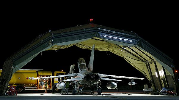 Reino Unido: Caças Tornado bombardeiam EI depois de luz verde do Parlamento britânico Reino Unido: Caças Tornado bombardeiam EI depois de luz verde do Parlamento britânico