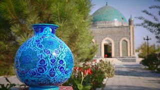 Üzbegisztáni képeslapok: vörös agyag, kék kerámia
