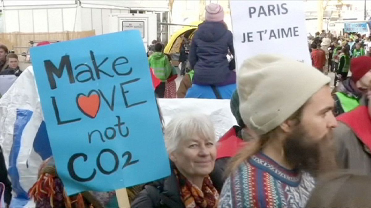 Légszennyezés helyett szeretkezz - hirdetik a párizsi tüntetők
