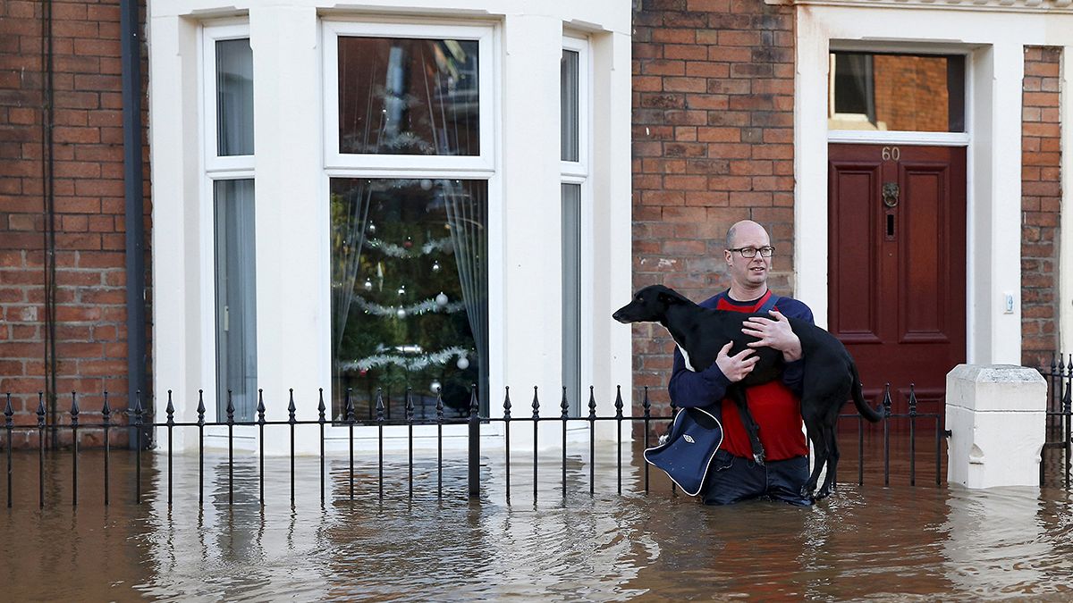 Regno Unito. In Cumbria acqua ad altezza d'uomo dopo passaggio tempesta Desmond