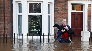 Regno Unito. In Cumbria acqua ad altezza d'uomo dopo passaggio tempesta Desmond