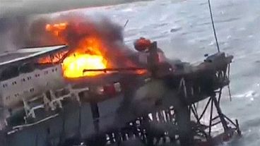 Fuego mortal en una plataforma petrolera en el mar Caspio