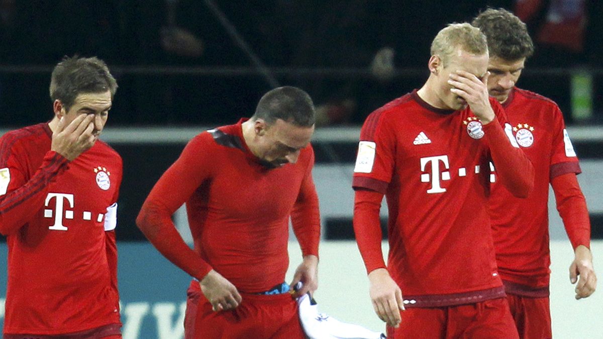 Bayern perde primeiro jogo desde maio enquanto o Borussia Dortmund se aproxima da liderança, Real Madrid ganha mas é afastado da Taça do Rei