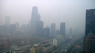 الصين تصدر إنذارا أحمرا بسبب تلوث الهواء في بكين