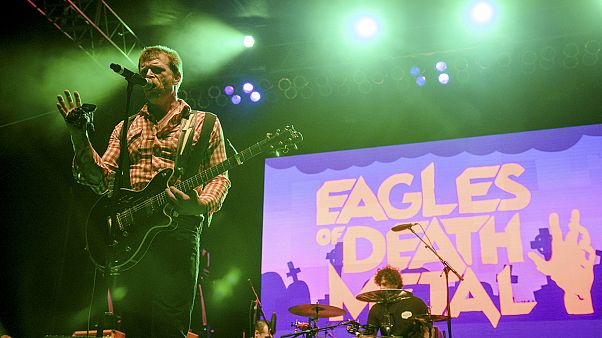 The Eagles of Death Metal suonano a Parigi meno di un mese dopo la strage al Bataclan The Eagles of Death Metal suonano a Parigi meno di un mese dopo la strage al Bataclan