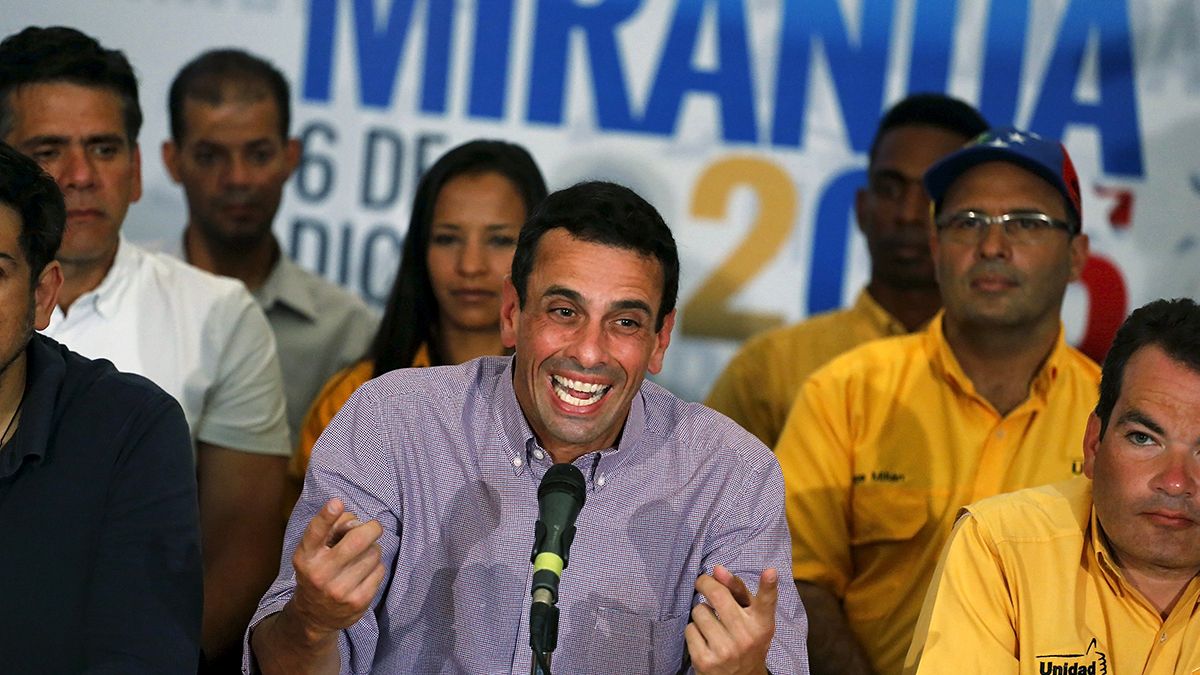 La oposición venezolana se quedaría a un escaño de la mayoría de dos tercios, según los últimos resultados