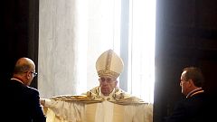 Im Namen der Barmherzigkeit: Papst öffnet Heilige Pforte