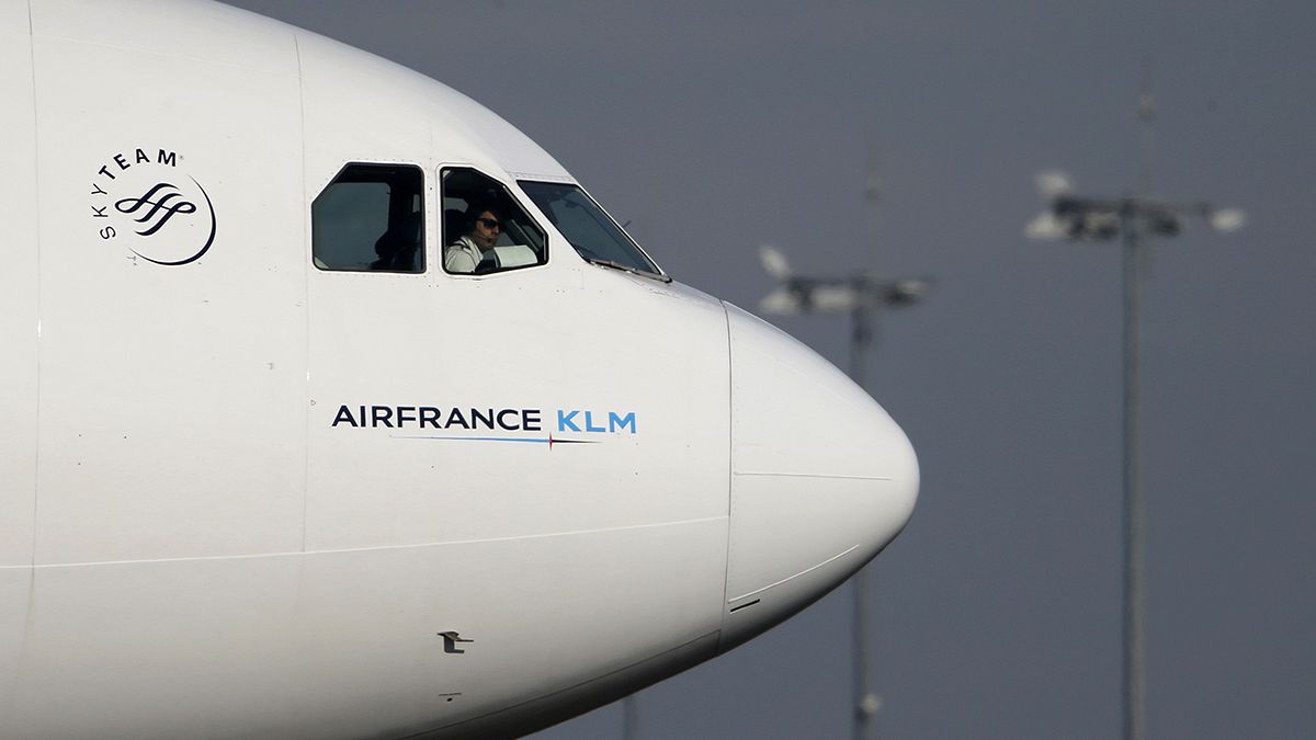 Air France terör saldırıları sonrası inişe geçti