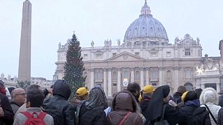 الحجاج الكاثوليك يصلون الى الفاتيكان سيراً