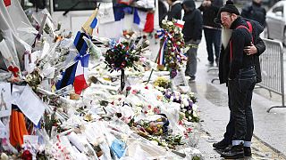هجمات باريس: أعضاء فرقة "إيغلز أوف ديث ميتل" الأميركية يزورون مسرح باتكلان في باريس