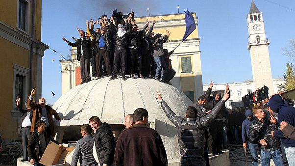 Manifestantes en Tirana piden la dimisión del Primer ministro albanés Manifestantes en Tirana piden la dimisión del Primer ministro albanés