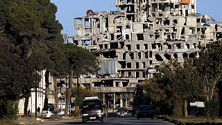 Homsz éledezik a romok tetején