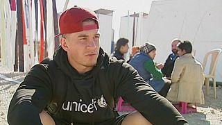 Sonny Bill Williams visita un campo de refugiados