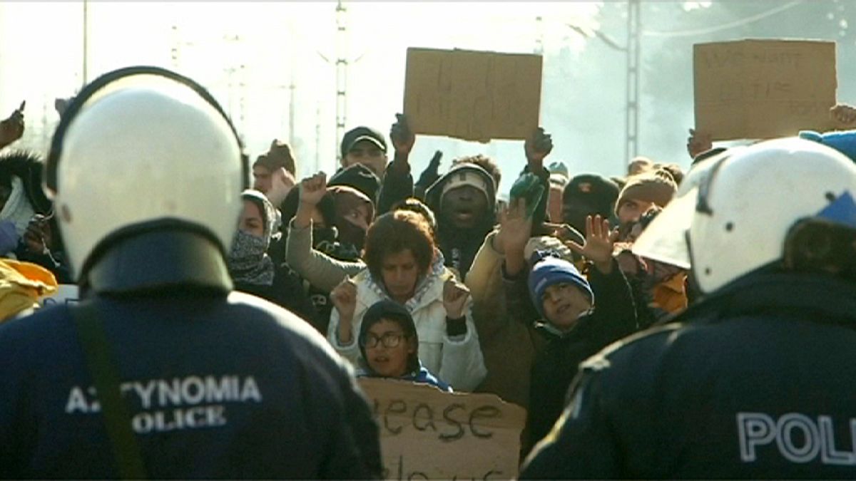 مقترح ألماني فرنسي لنشر قوة تدخل سريع لمنع تدفق اللاجئين عبر اليونان