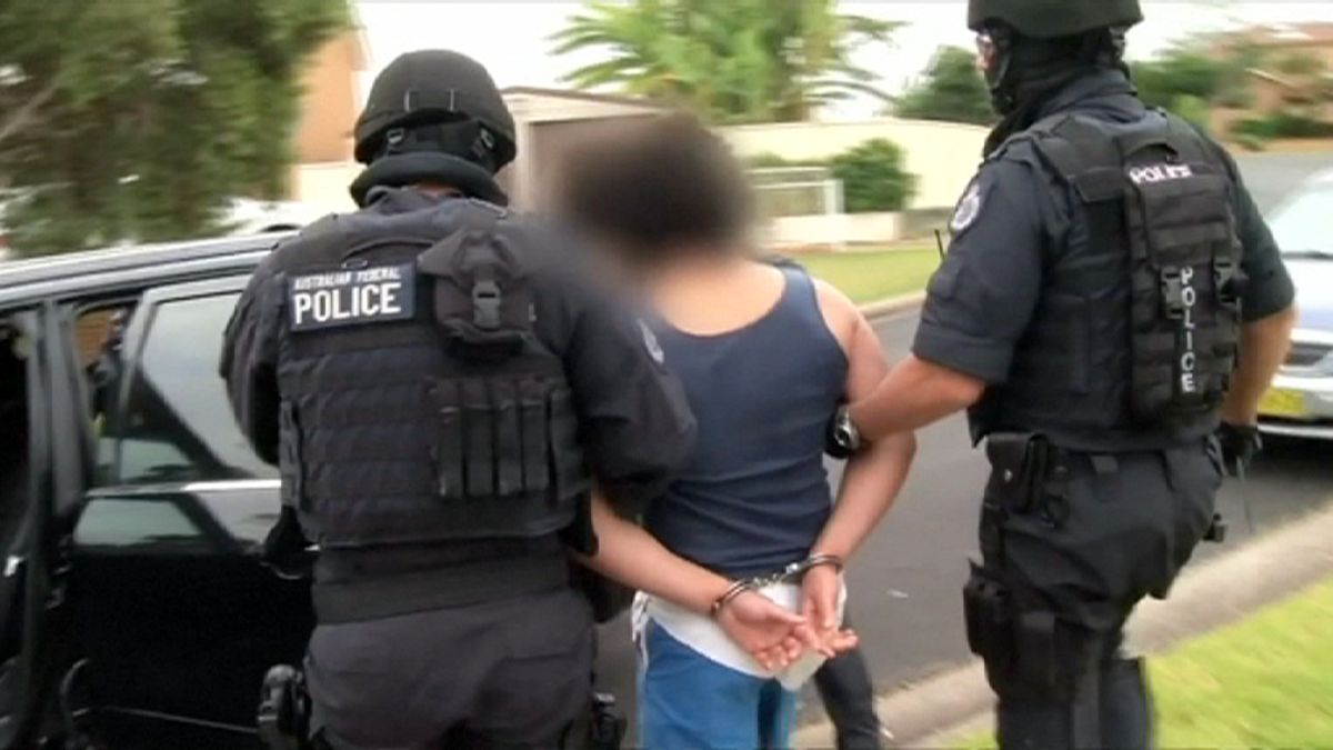 پلیس دو جوان را در رابطه با اقدامات تروریستی دستگیر کرده است