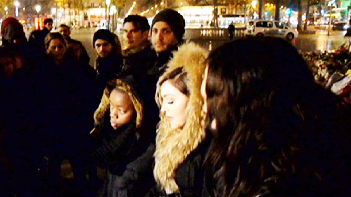 Madonna főhajtása a párizsi terrortámadás áldozatai előtt