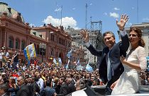 Argentina: Novo presidente apela à unidade por entre protestos da oposição