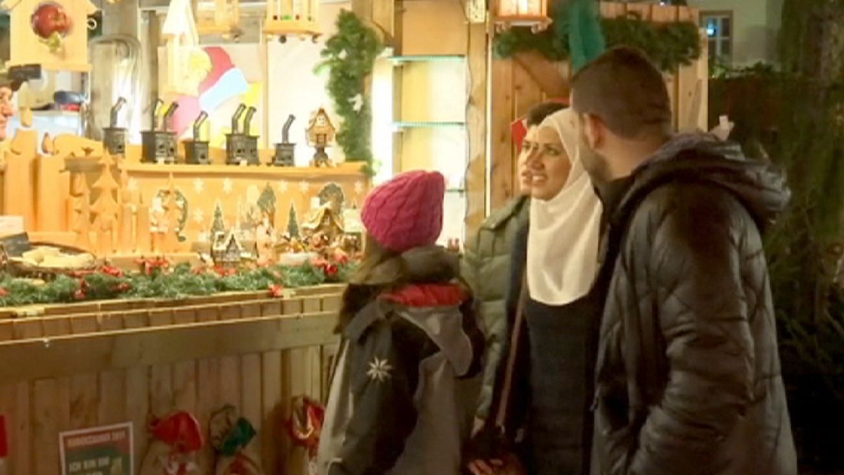 Suriyeli mülteciler Almanya'da noel pazarında