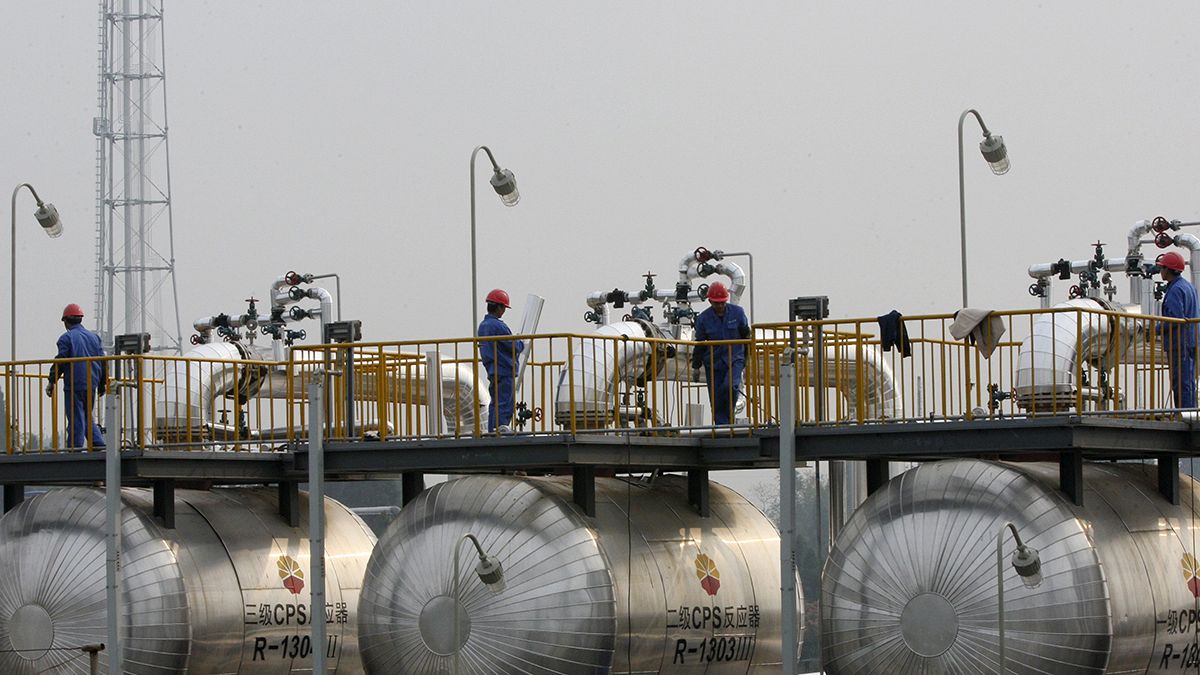 Offerta record e domanda in frenata: petrolio a $39 al barile