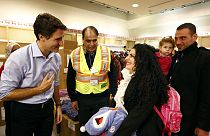 رئيس الوزراء الكندي يستقبل اللاجئين السوريين