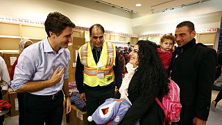 A kanadai kormányfő fogadta a hozzájuk érkező szíriai menekültek első csoportját