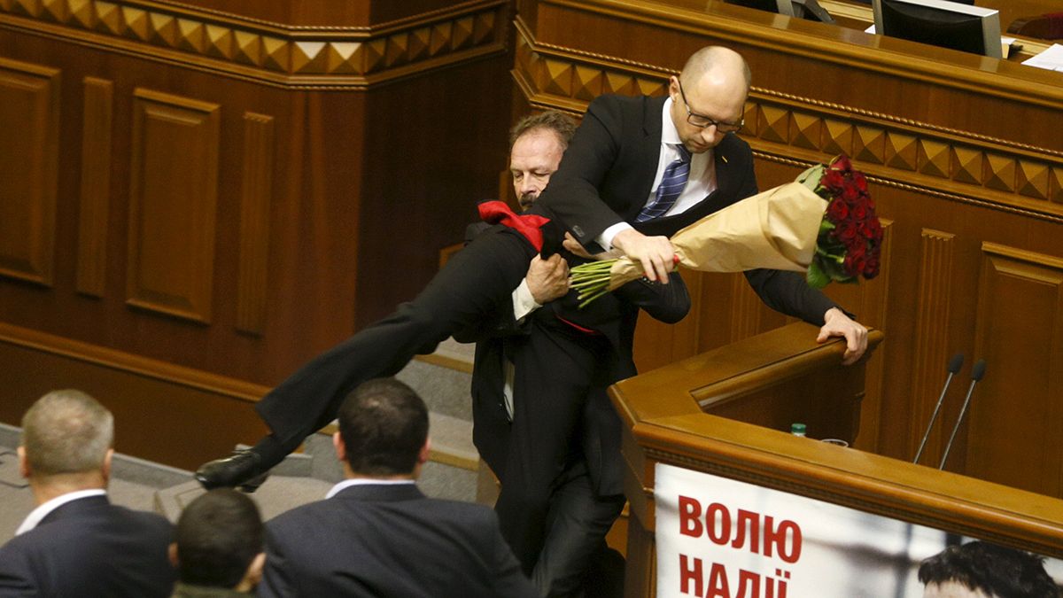 محاولة إعتداء على رئيس وزراء أوكرانيا داخل البرلمان