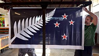 Neozelandeses escolhem bandeira finalista
