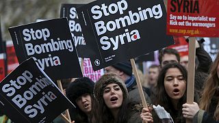 Manifestaciones contra los bombadeos en Siria en las calles de Londres