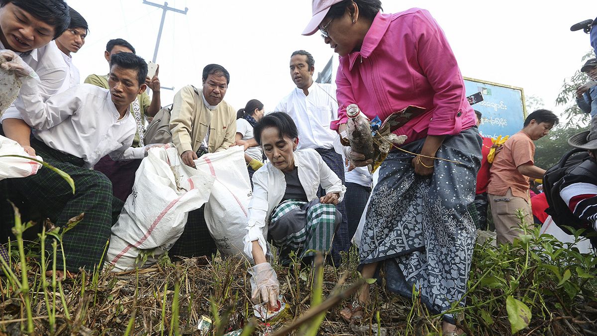 Aung San Suu Kyi leads a cleaning up operation