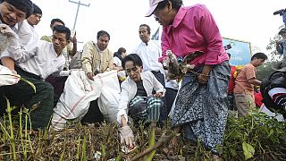 Аун Сан Су Чжи собирает мусор