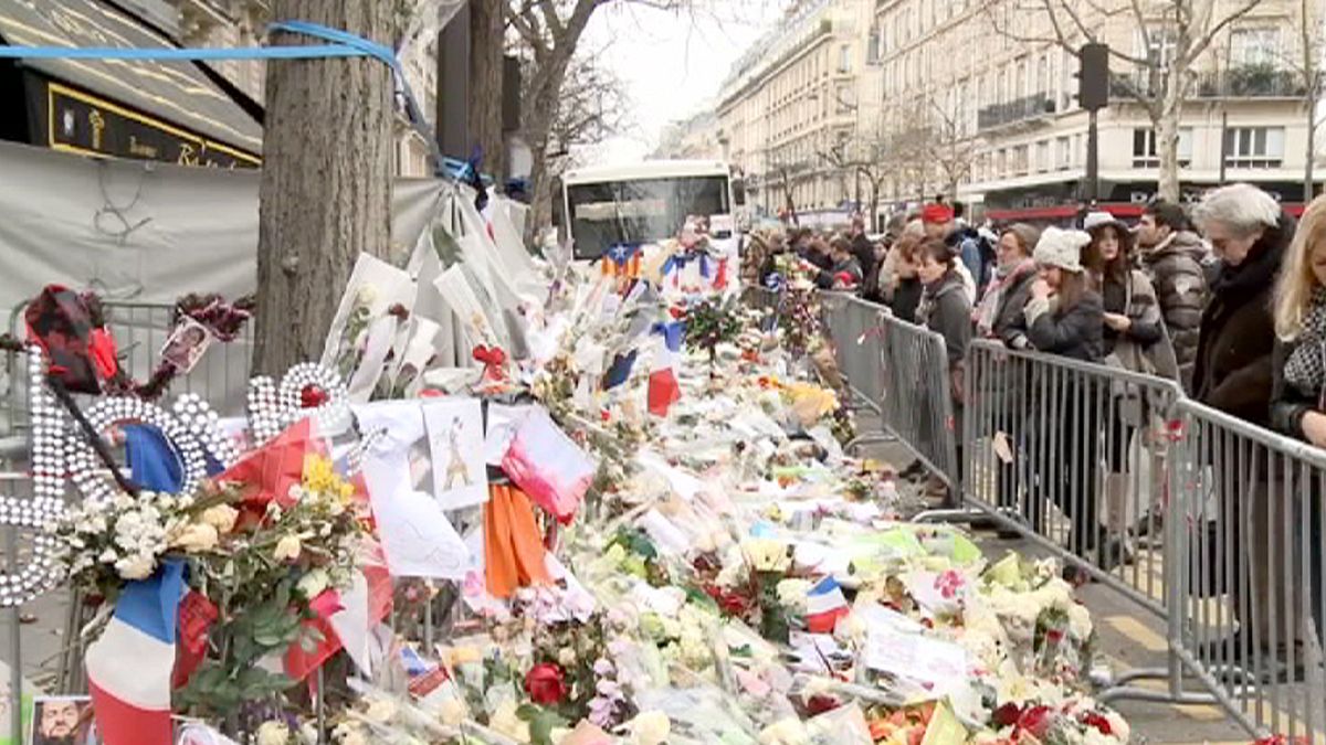 Friss virágokat hoznak a párizsi terrortámadások helyszíneire