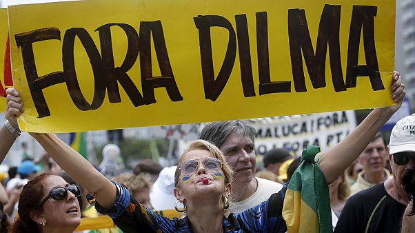 Brasile. Centina di migliaia di persone in piazza per chiedere dimissioni Dilma Rousseff Brasile. Centina di migliaia di persone in piazza per chiedere dimissioni Dilma Rousseff