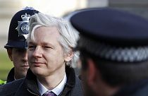 Suécia e Equador concluem acordo que permitirá interrogar Assange