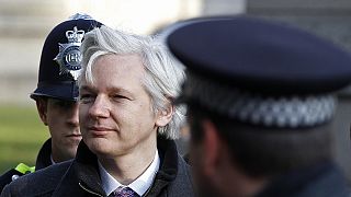 Suécia e Equador concluem acordo que permitirá interrogar Assange