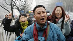 El juicio contra el abogado chino de los derechos humanos queda visto para sentencia entre protestas reprimidas por la policía